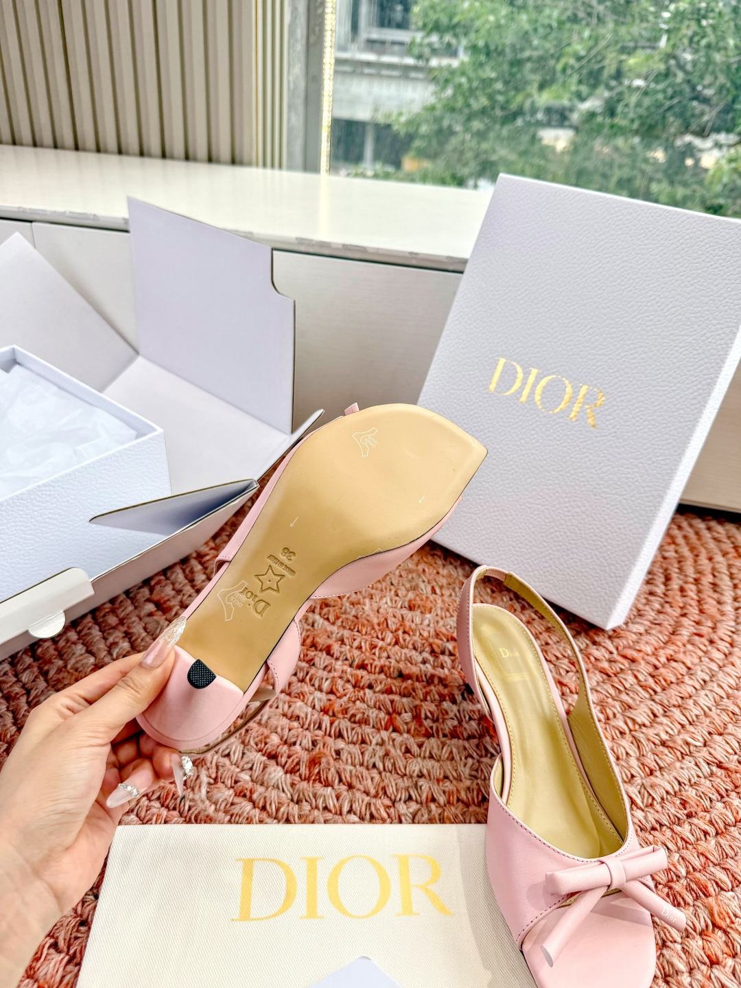 🌾G030顶级品质Dior/迪奥26WF早春新蝴蝶结高跟拖鞋凉鞋标志性金属D字扣缀于鞋头侧畔哑光鎏金质感