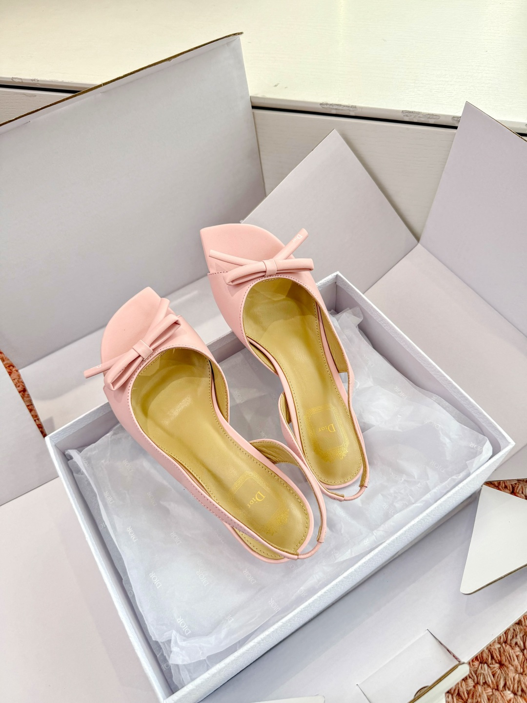 🌾G030顶级品质Dior/迪奥26WF早春新蝴蝶结高跟拖鞋凉鞋标志性金属D字扣缀于鞋头侧畔哑光鎏金质感