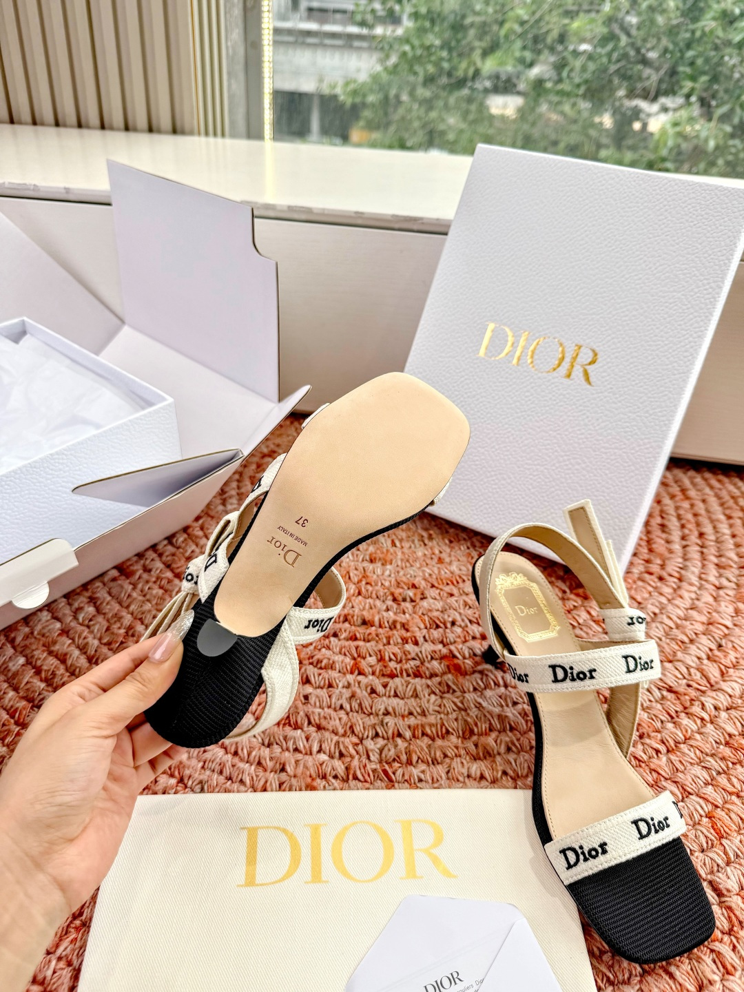 🌾G269顶级品质Dior/迪奥26WF早春新蝴蝶结高跟拖鞋凉鞋标志性金属D字扣缀于鞋头侧畔哑光鎏金质感