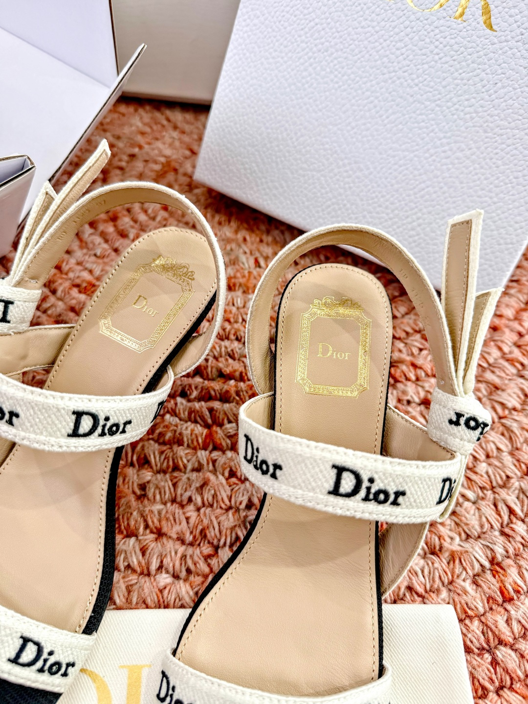 🌾G269顶级品质Dior/迪奥26WF早春新蝴蝶结高跟拖鞋凉鞋标志性金属D字扣缀于鞋头侧畔哑光鎏金质感