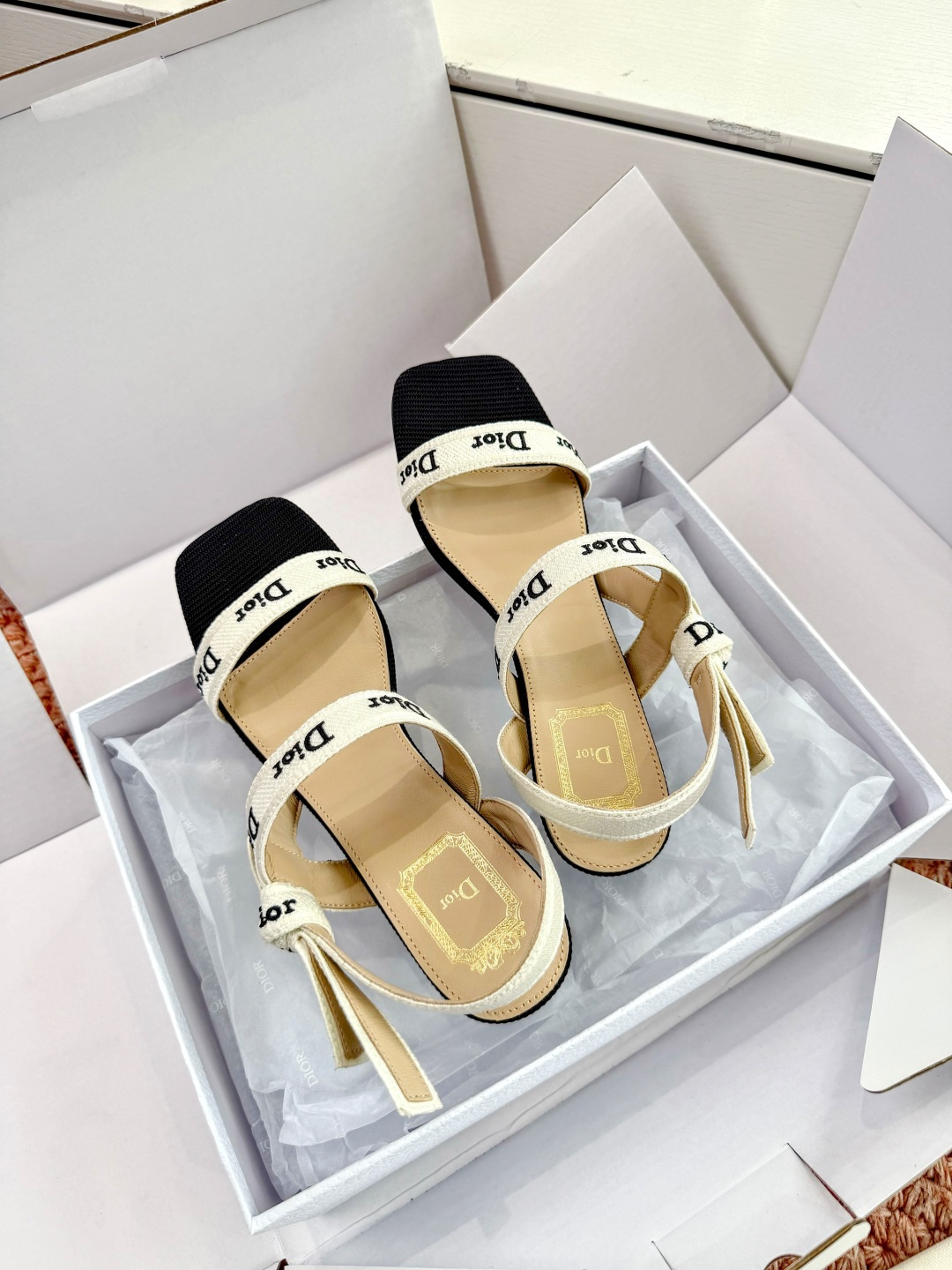 🌾G269顶级品质Dior/迪奥26WF早春新蝴蝶结高跟拖鞋凉鞋标志性金属D字扣缀于鞋头侧畔哑光鎏金质感