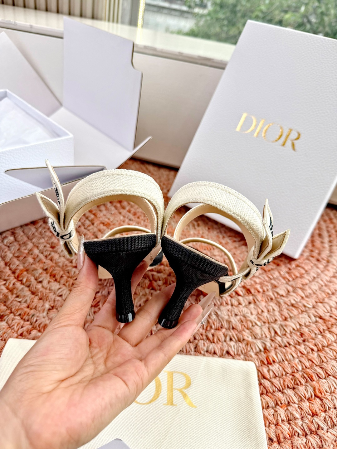 🌾G269顶级品质Dior/迪奥26WF早春新蝴蝶结高跟拖鞋凉鞋标志性金属D字扣缀于鞋头侧畔哑光鎏金质感