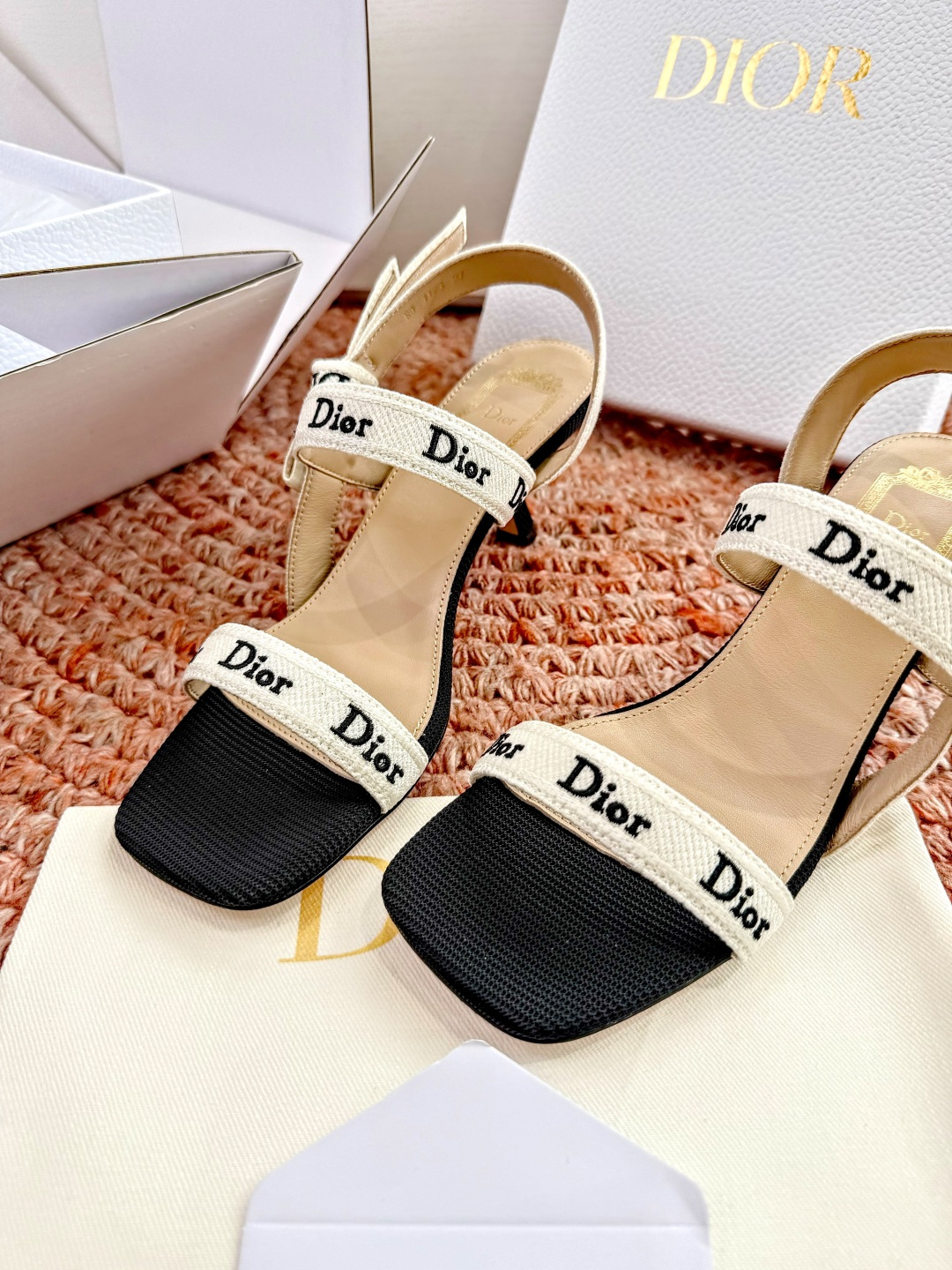 🌾G269顶级品质Dior/迪奥26WF早春新蝴蝶结高跟拖鞋凉鞋标志性金属D字扣缀于鞋头侧畔哑光鎏金质感