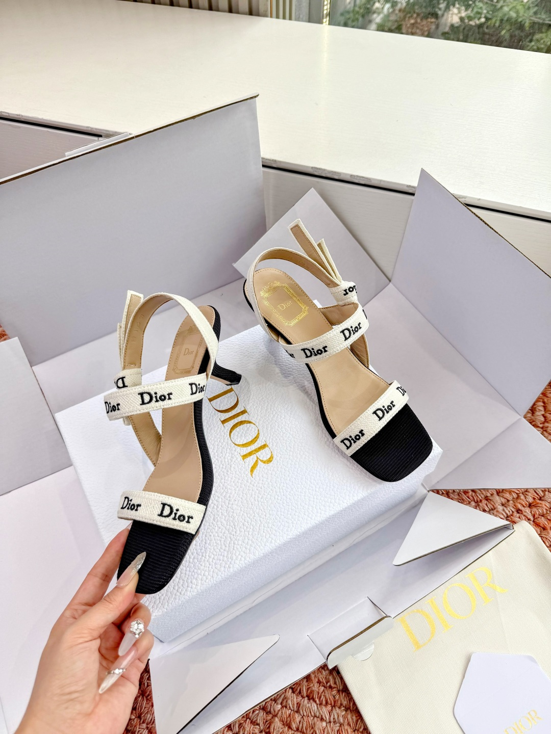 🌾G269顶级品质Dior/迪奥26WF早春新蝴蝶结高跟拖鞋凉鞋标志性金属D字扣缀于鞋头侧畔哑光鎏金质感