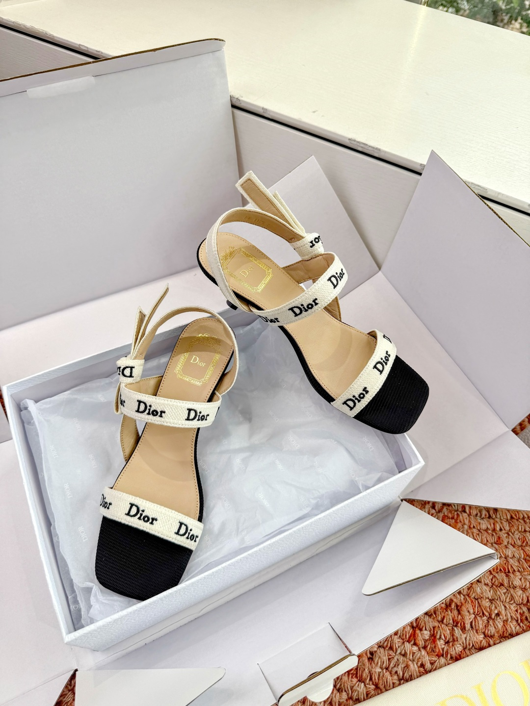 🌾G269顶级品质Dior/迪奥26WF早春新蝴蝶结高跟拖鞋凉鞋标志性金属D字扣缀于鞋头侧畔哑光鎏金质感