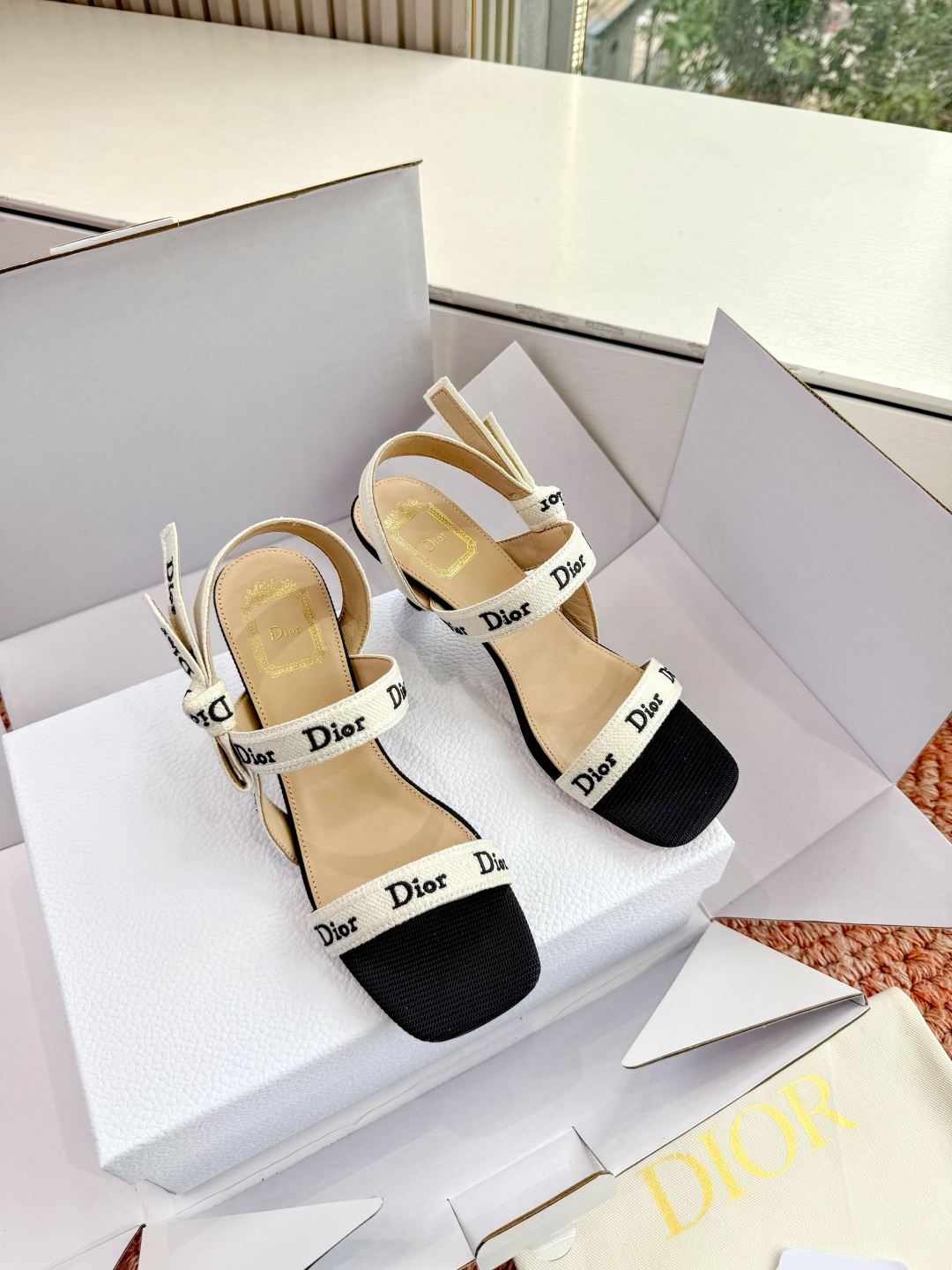 🌾G269顶级品质Dior/迪奥26WF早春新蝴蝶结高跟拖鞋凉鞋标志性金属D字扣缀于鞋头侧畔哑光鎏金质感