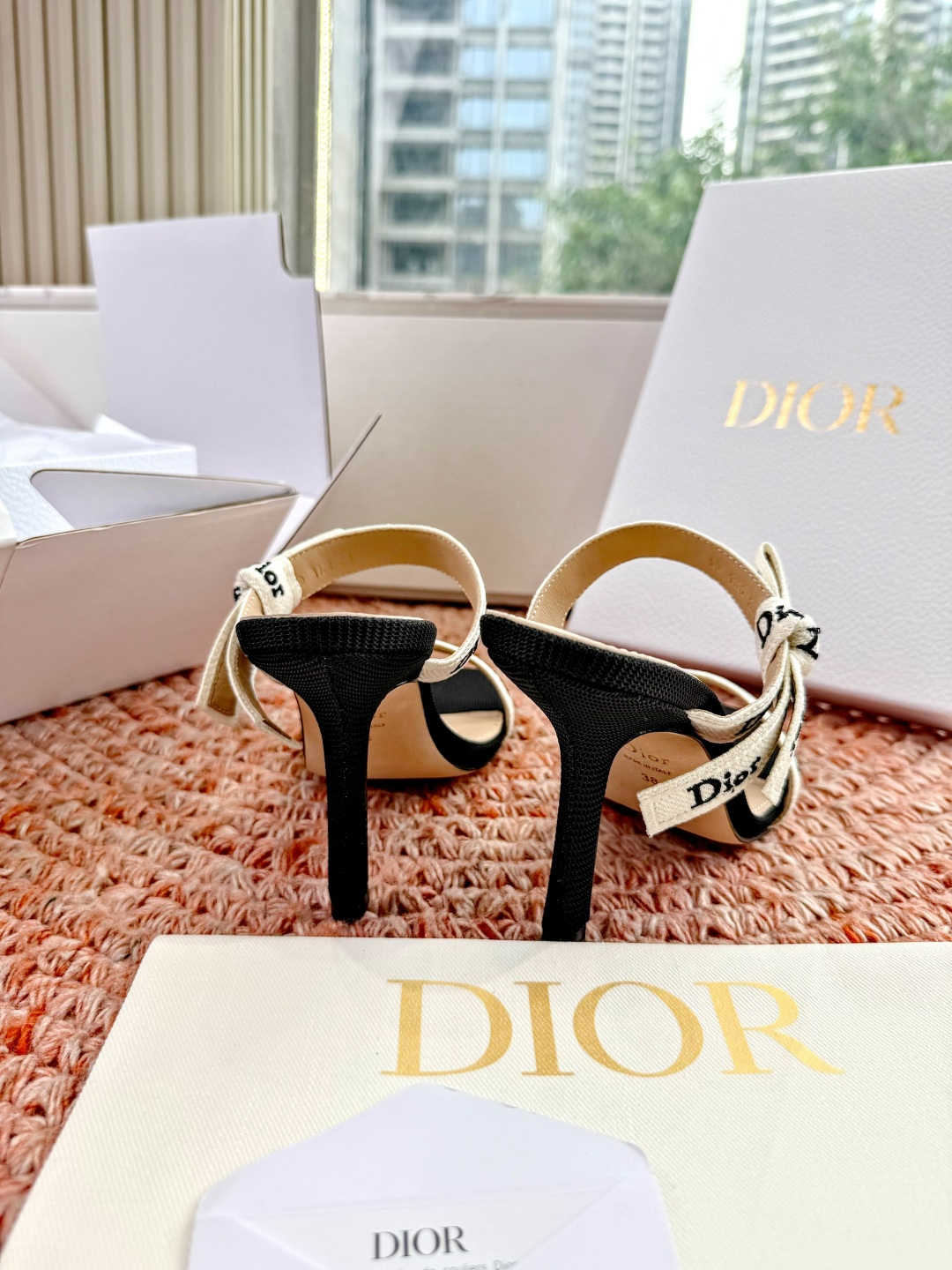 🌾G269顶级品质Dior/迪奥26WF早春新蝴蝶结高跟拖鞋凉鞋标志性金属D字扣缀于鞋头侧畔哑光鎏金质感