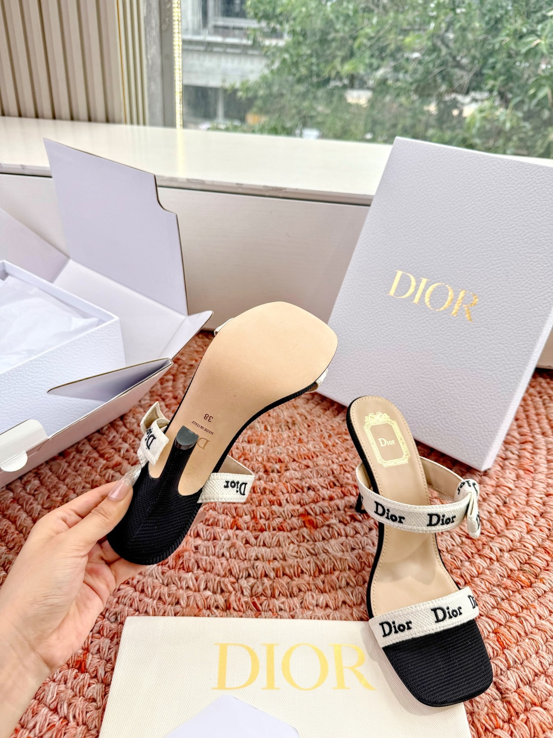 🌾G269顶级品质Dior/迪奥26WF早春新蝴蝶结高跟拖鞋凉鞋标志性金属D字扣缀于鞋头侧畔哑光鎏金质感