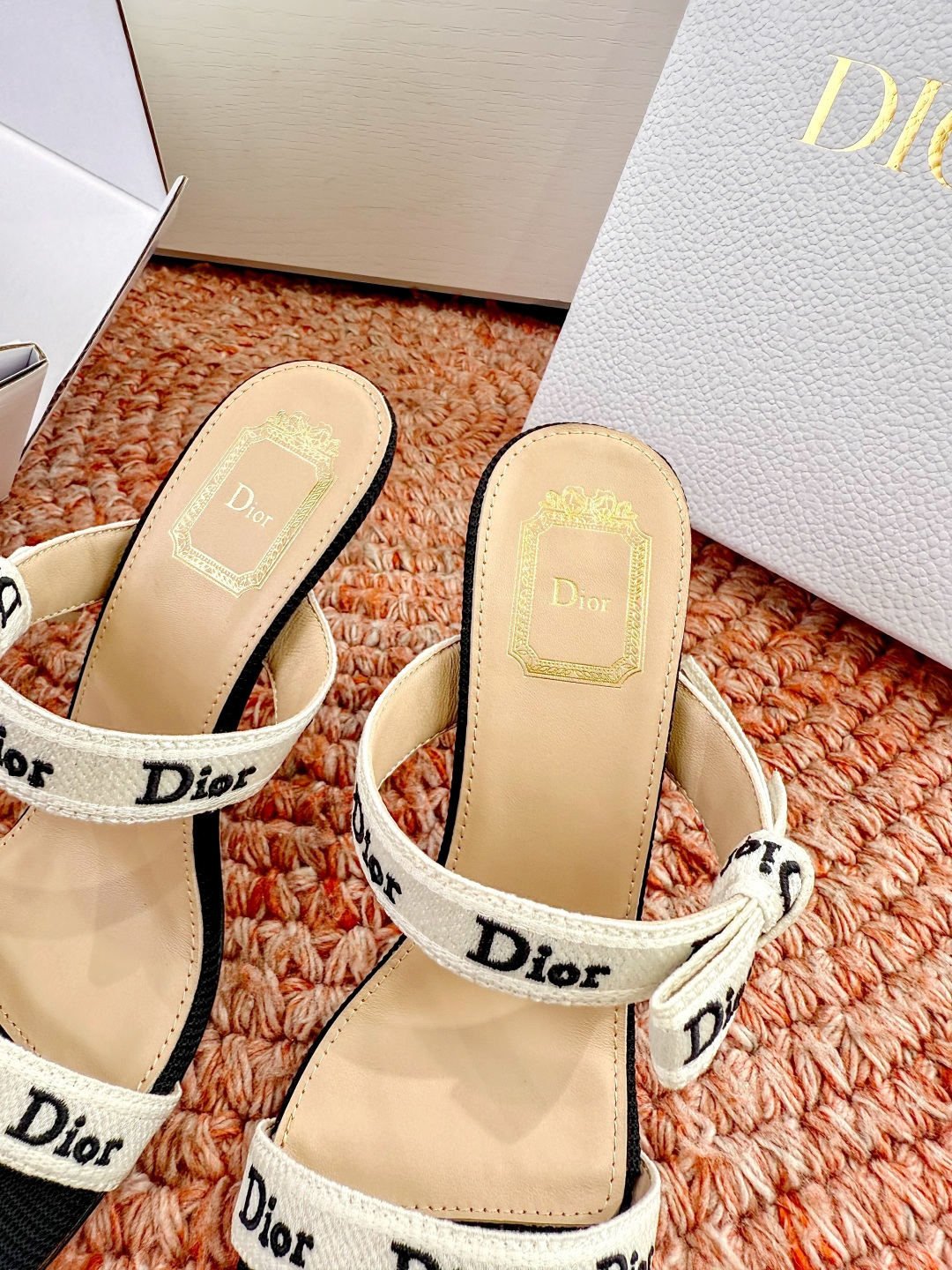 🌾G269顶级品质Dior/迪奥26WF早春新蝴蝶结高跟拖鞋凉鞋标志性金属D字扣缀于鞋头侧畔哑光鎏金质感