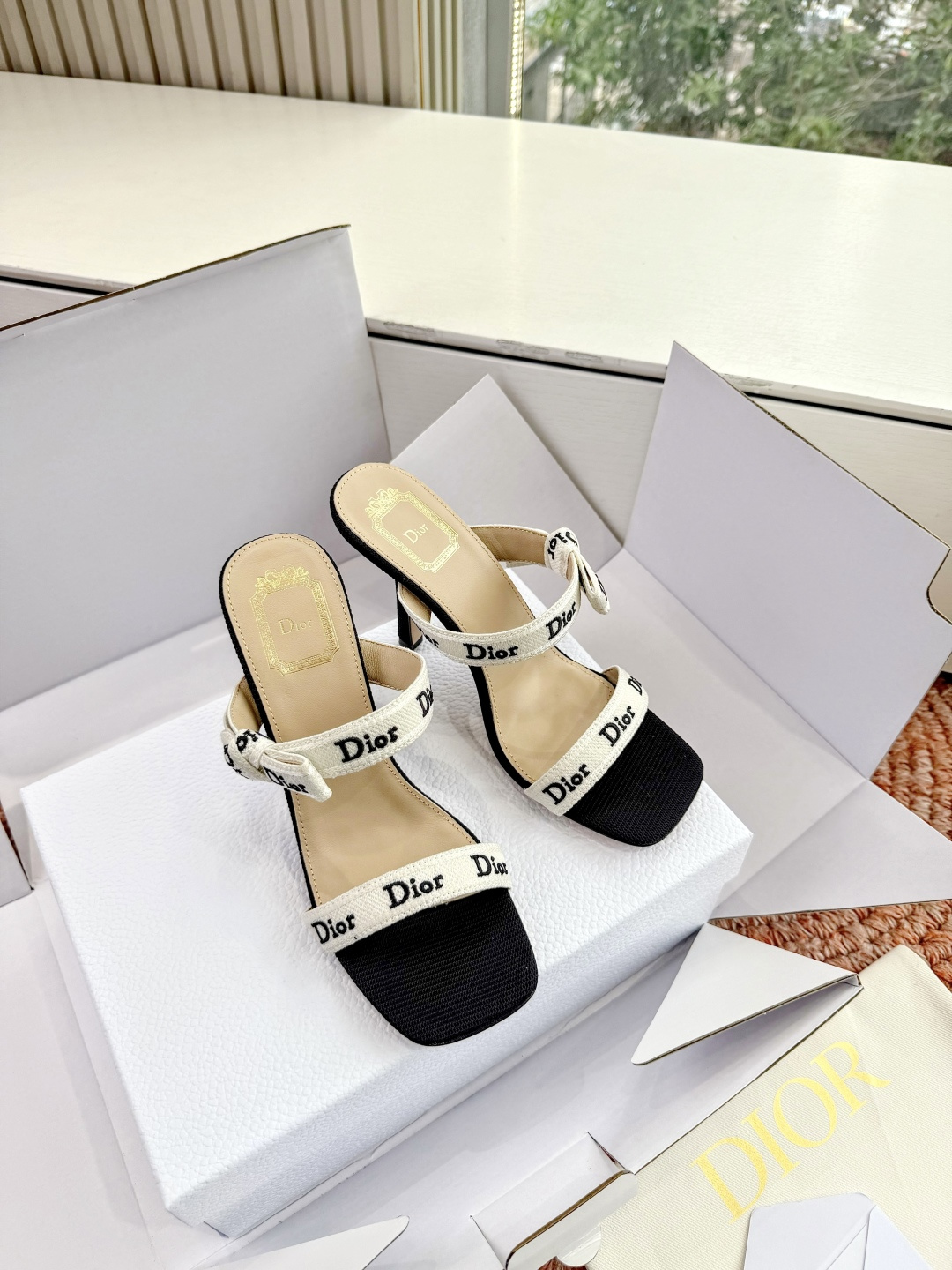 🌾G269顶级品质Dior/迪奥26WF早春新蝴蝶结高跟拖鞋凉鞋标志性金属D字扣缀于鞋头侧畔哑光鎏金质感