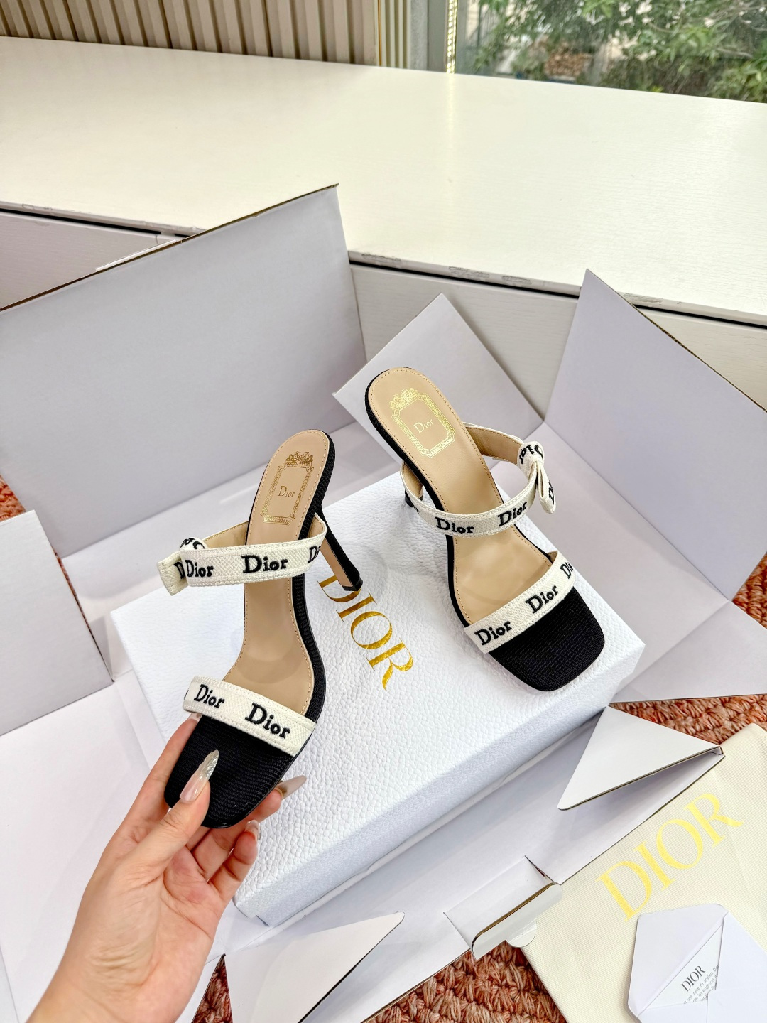 🌾G269顶级品质Dior/迪奥26WF早春新蝴蝶结高跟拖鞋凉鞋标志性金属D字扣缀于鞋头侧畔哑光鎏金质感