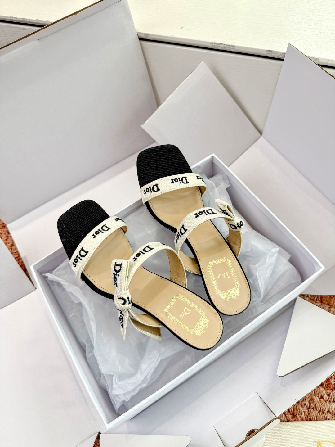 🌾G269顶级品质Dior/迪奥26WF早春新蝴蝶结高跟拖鞋凉鞋标志性金属D字扣缀于鞋头侧畔哑光鎏金质感