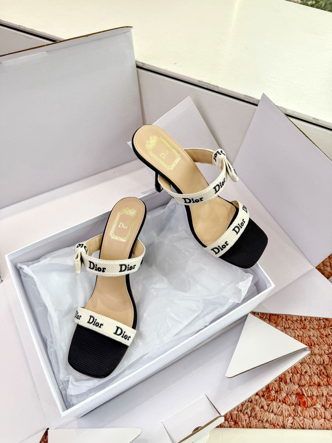 🌾G269顶级品质Dior/迪奥26WF早春新蝴蝶结高跟拖鞋凉鞋标志性金属D字扣缀于鞋头侧畔哑光鎏金质感