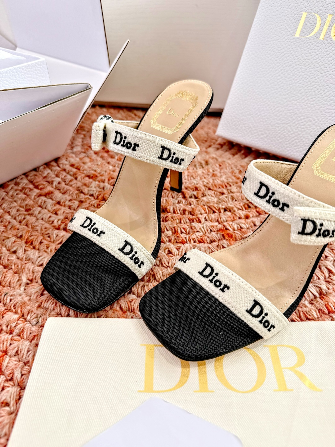 🌾G269顶级品质Dior/迪奥26WF早春新蝴蝶结高跟拖鞋凉鞋标志性金属D字扣缀于鞋头侧畔哑光鎏金质感