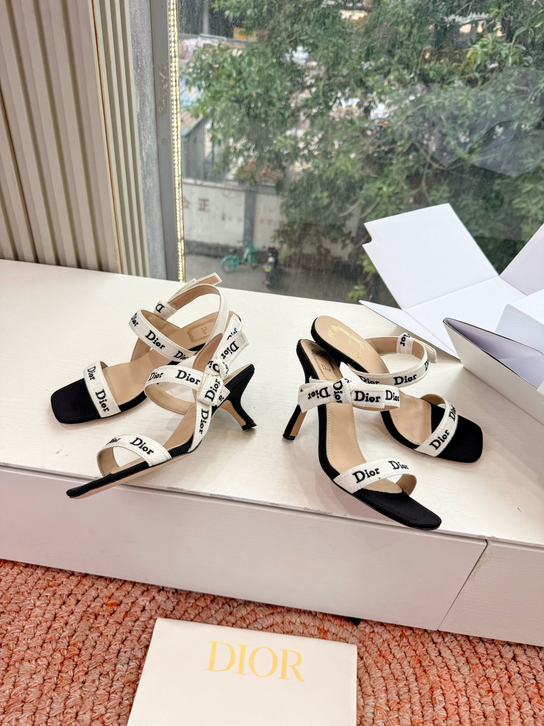 🌾G269顶级品质Dior/迪奥26WF早春新蝴蝶结高跟拖鞋凉鞋标志性金属D字扣缀于鞋头侧畔哑光鎏金质感