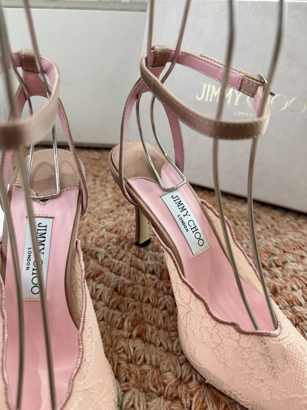 🌾G987所见即所得Jimmychoo 吉米周 26/ 春夏新款 蕾丝 尖头 高跟鞋 这个系列最有意思的