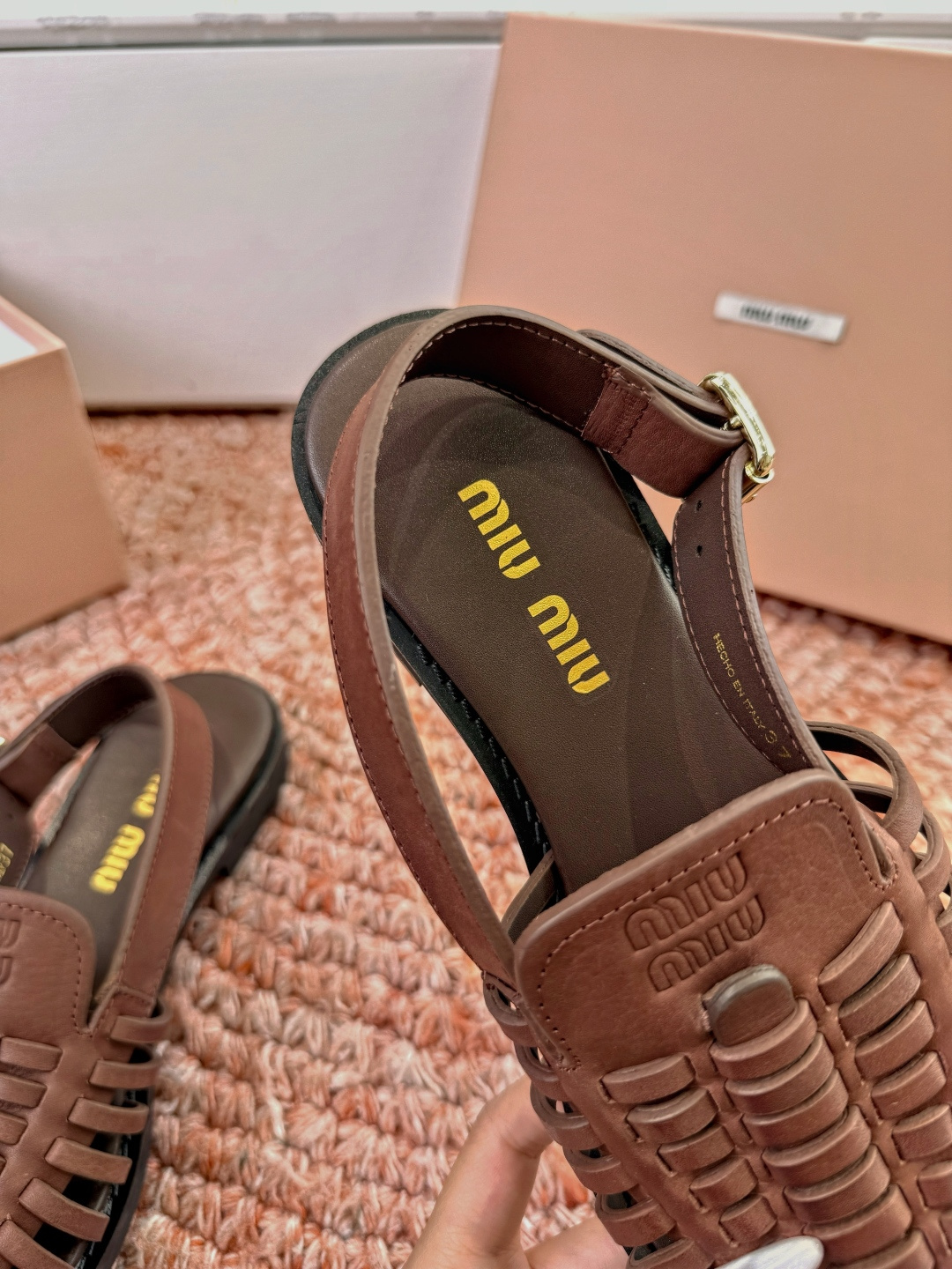 🌾G027代购级独家上新Miu Miu2026牛皮半拖Zp开发 手工羊皮编织麻花菱格平底拖鞋秒杀市面版本