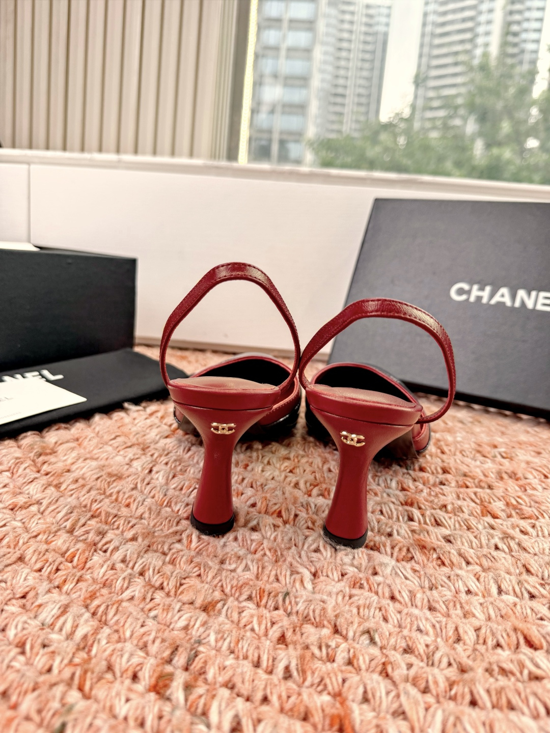🌾G238😀CHANE*｜小香2026走秀款包头凉鞋凉鞋大方头高跟鞋当巴黎大皇宫的秀场灯光聚焦于足尖这双