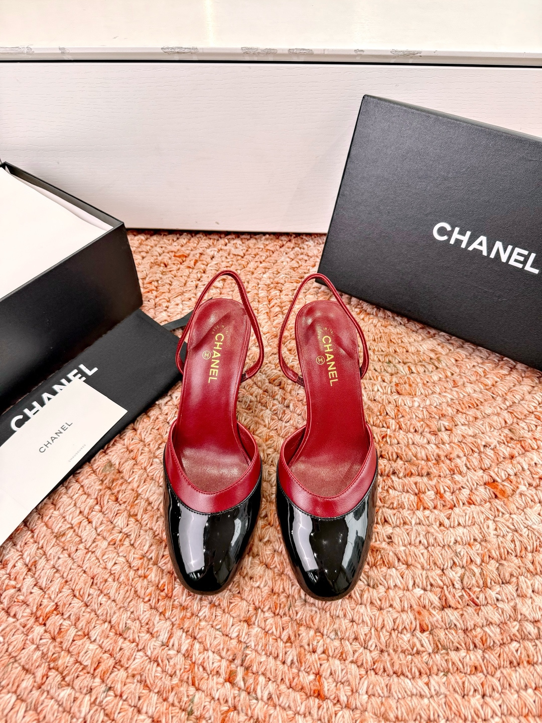 🌾G238😀CHANE*｜小香2026走秀款包头凉鞋凉鞋大方头高跟鞋当巴黎大皇宫的秀场灯光聚焦于足尖这双