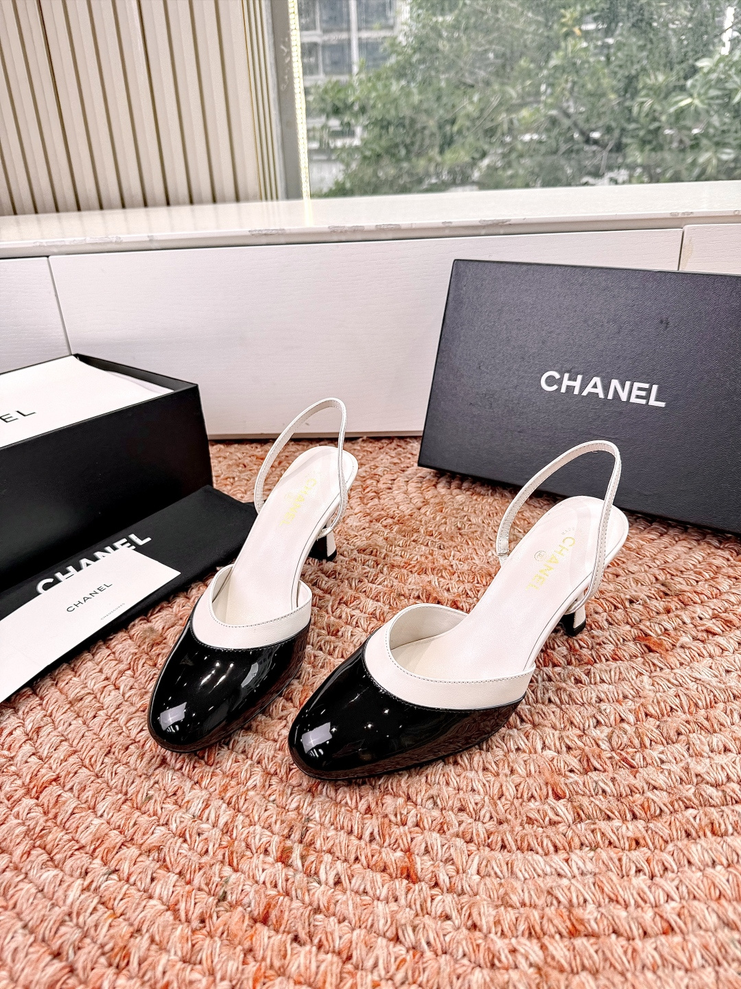 🌾G238😀CHANE*｜小香2026走秀款包头凉鞋凉鞋大方头高跟鞋当巴黎大皇宫的秀场灯光聚焦于足尖这双