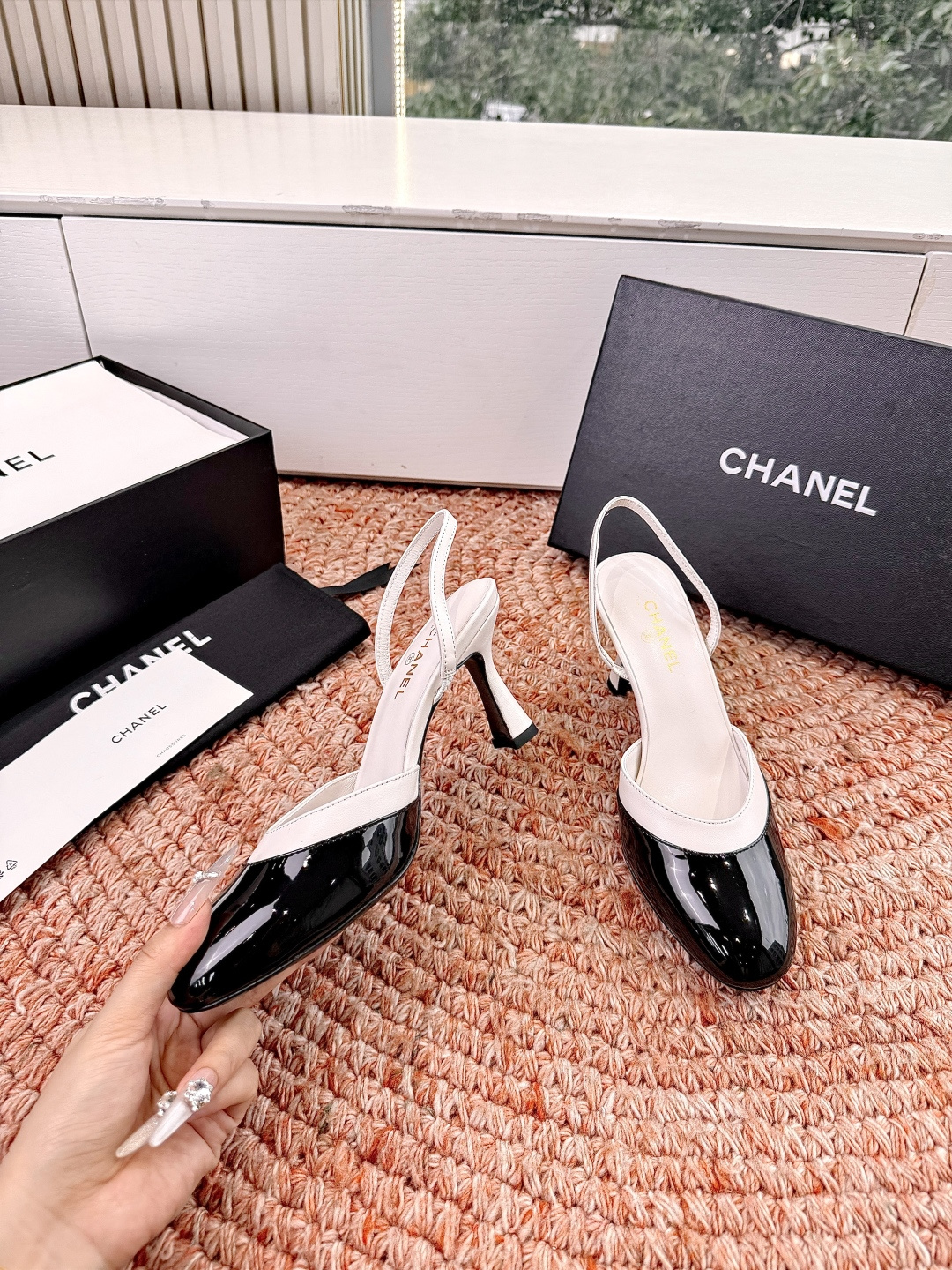 🌾G238😀CHANE*｜小香2026走秀款包头凉鞋凉鞋大方头高跟鞋当巴黎大皇宫的秀场灯光聚焦于足尖这双