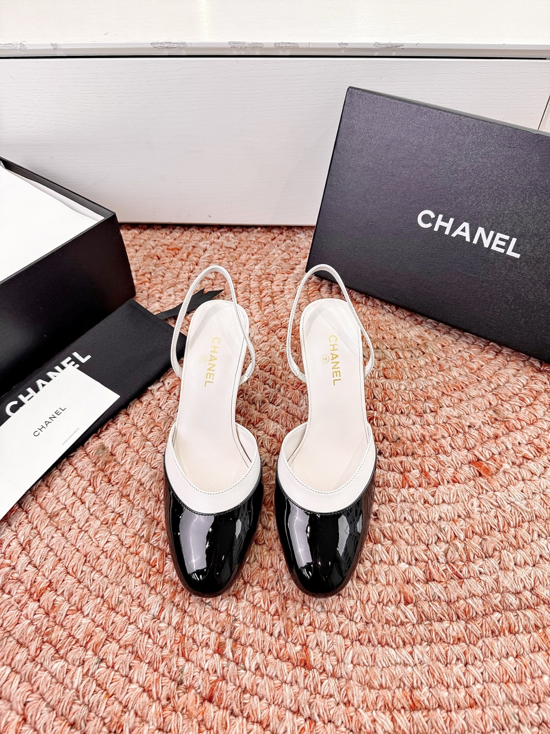 🌾G238😀CHANE*｜小香2026走秀款包头凉鞋凉鞋大方头高跟鞋当巴黎大皇宫的秀场灯光聚焦于足尖这双