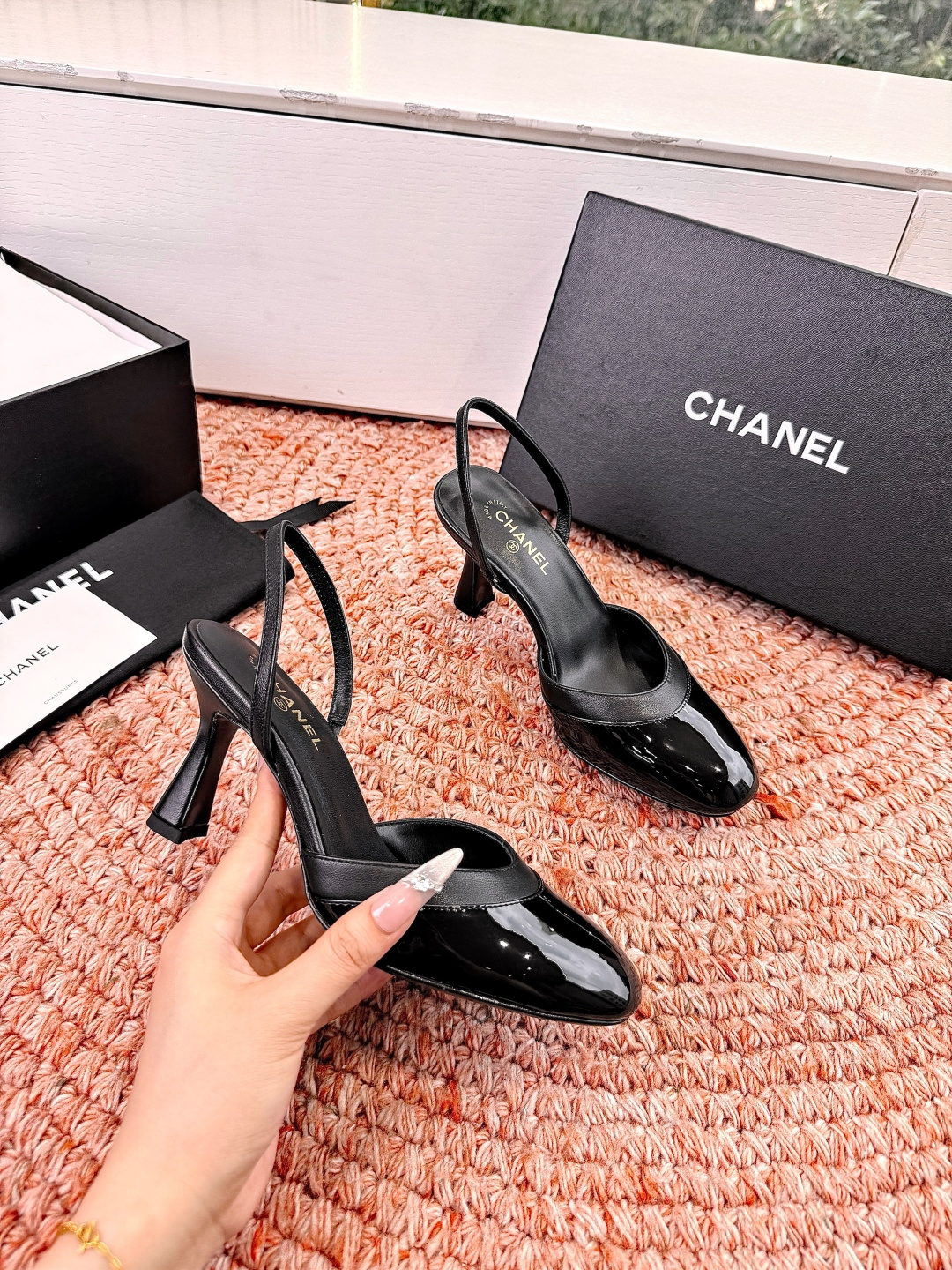 🌾G238😀CHANE*｜小香2026走秀款包头凉鞋凉鞋大方头高跟鞋当巴黎大皇宫的秀场灯光聚焦于足尖这双