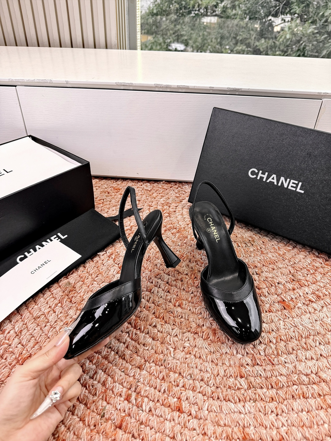 🌾G238😀CHANE*｜小香2026走秀款包头凉鞋凉鞋大方头高跟鞋当巴黎大皇宫的秀场灯光聚焦于足尖这双