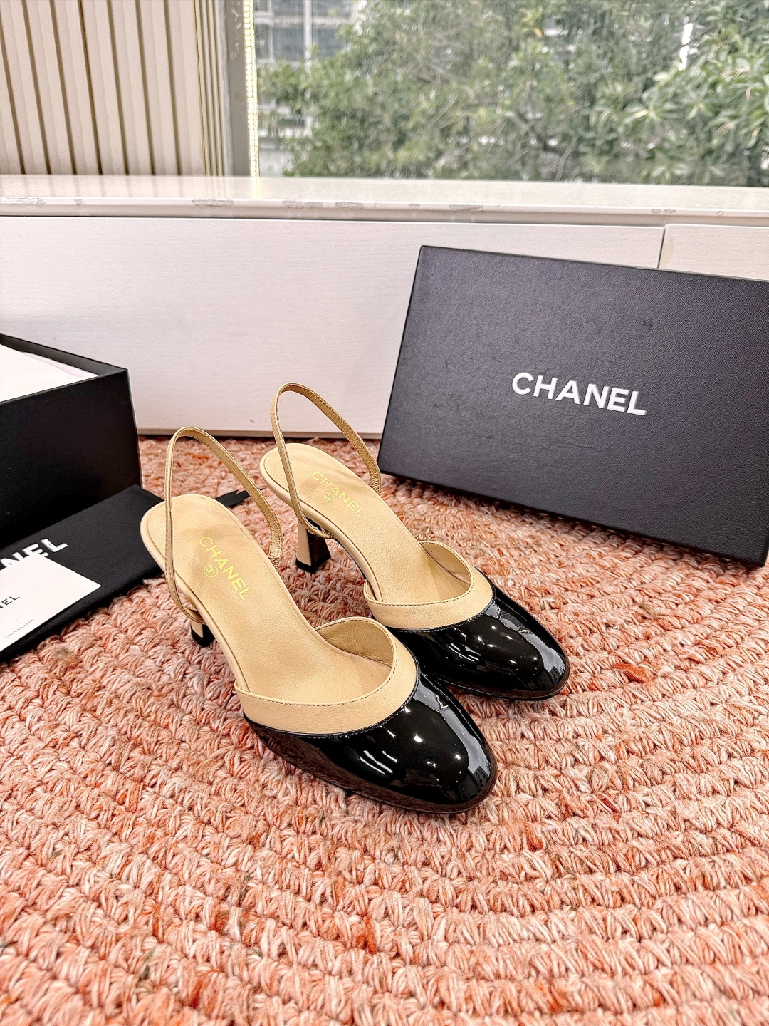 🌾G238😀CHANE*｜小香2026走秀款包头凉鞋凉鞋大方头高跟鞋当巴黎大皇宫的秀场灯光聚焦于足尖这双