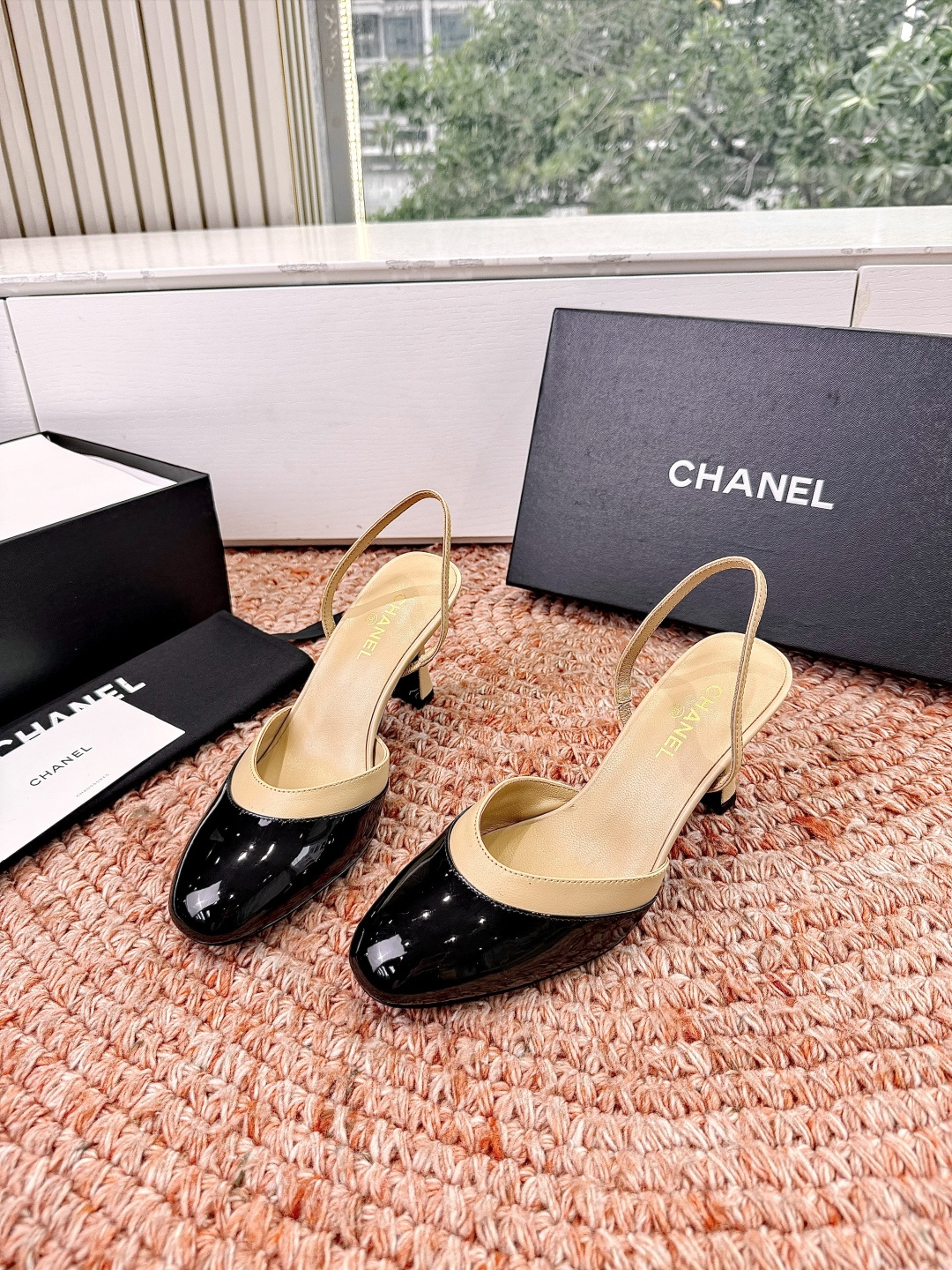 🌾G238😀CHANE*｜小香2026走秀款包头凉鞋凉鞋大方头高跟鞋当巴黎大皇宫的秀场灯光聚焦于足尖这双