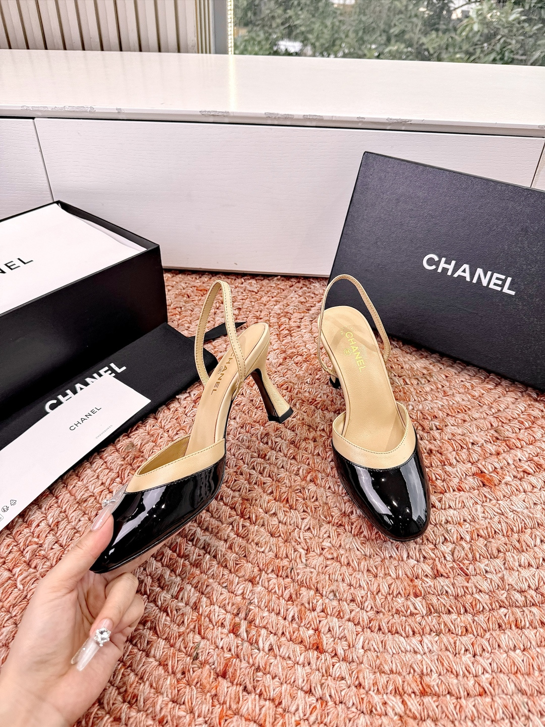 🌾G238😀CHANE*｜小香2026走秀款包头凉鞋凉鞋大方头高跟鞋当巴黎大皇宫的秀场灯光聚焦于足尖这双