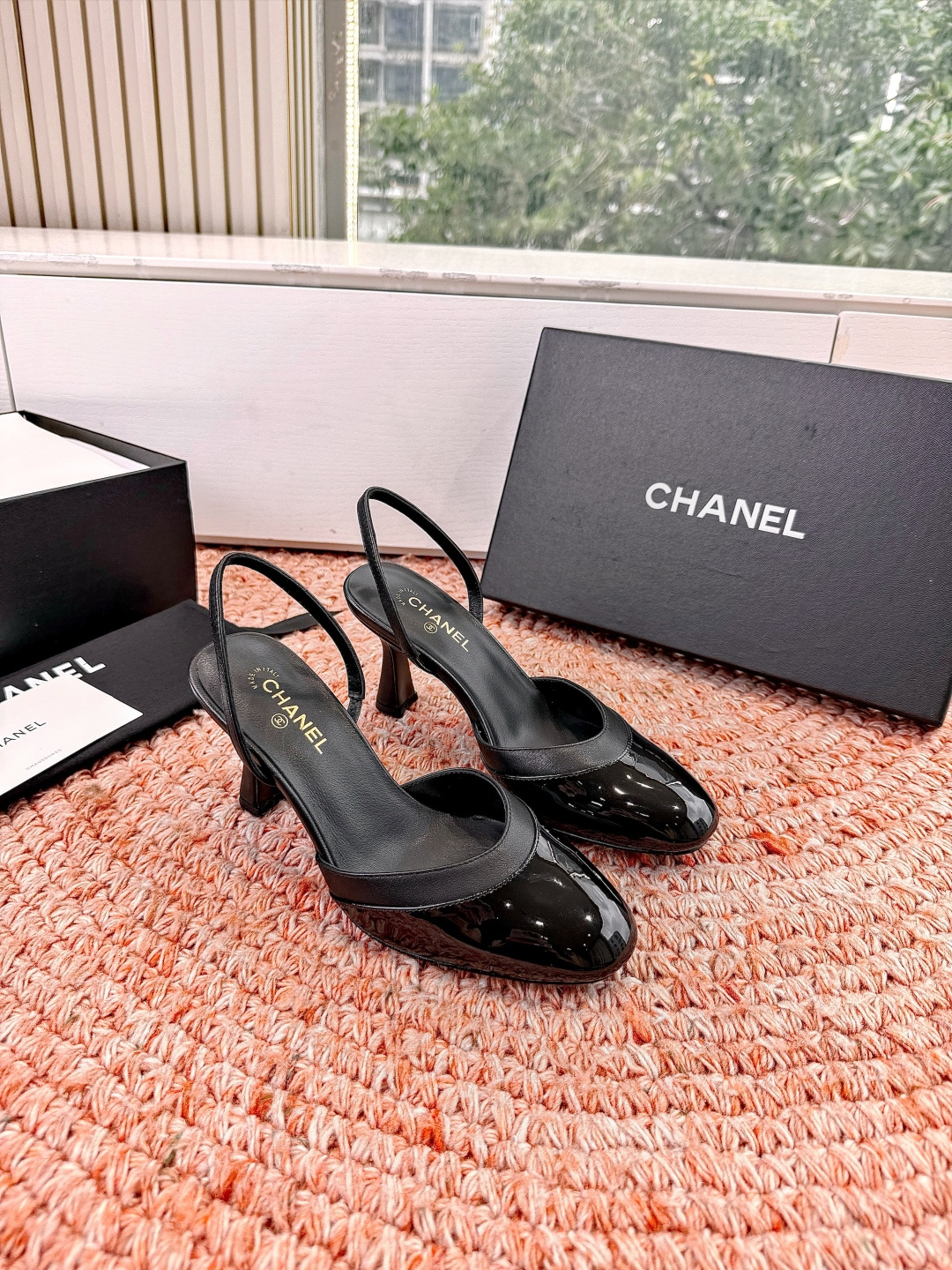 🌾G238😀CHANE*｜小香2026走秀款包头凉鞋凉鞋大方头高跟鞋当巴黎大皇宫的秀场灯光聚焦于足尖这双