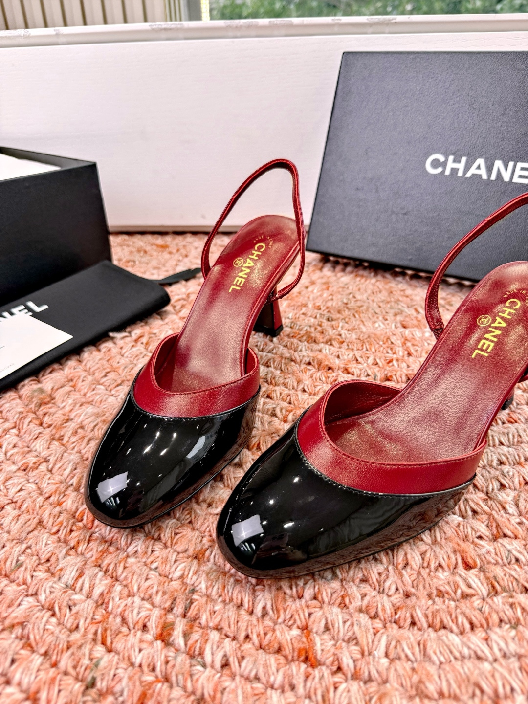 🌾G238😀CHANE*｜小香2026走秀款包头凉鞋凉鞋大方头高跟鞋当巴黎大皇宫的秀场灯光聚焦于足尖这双