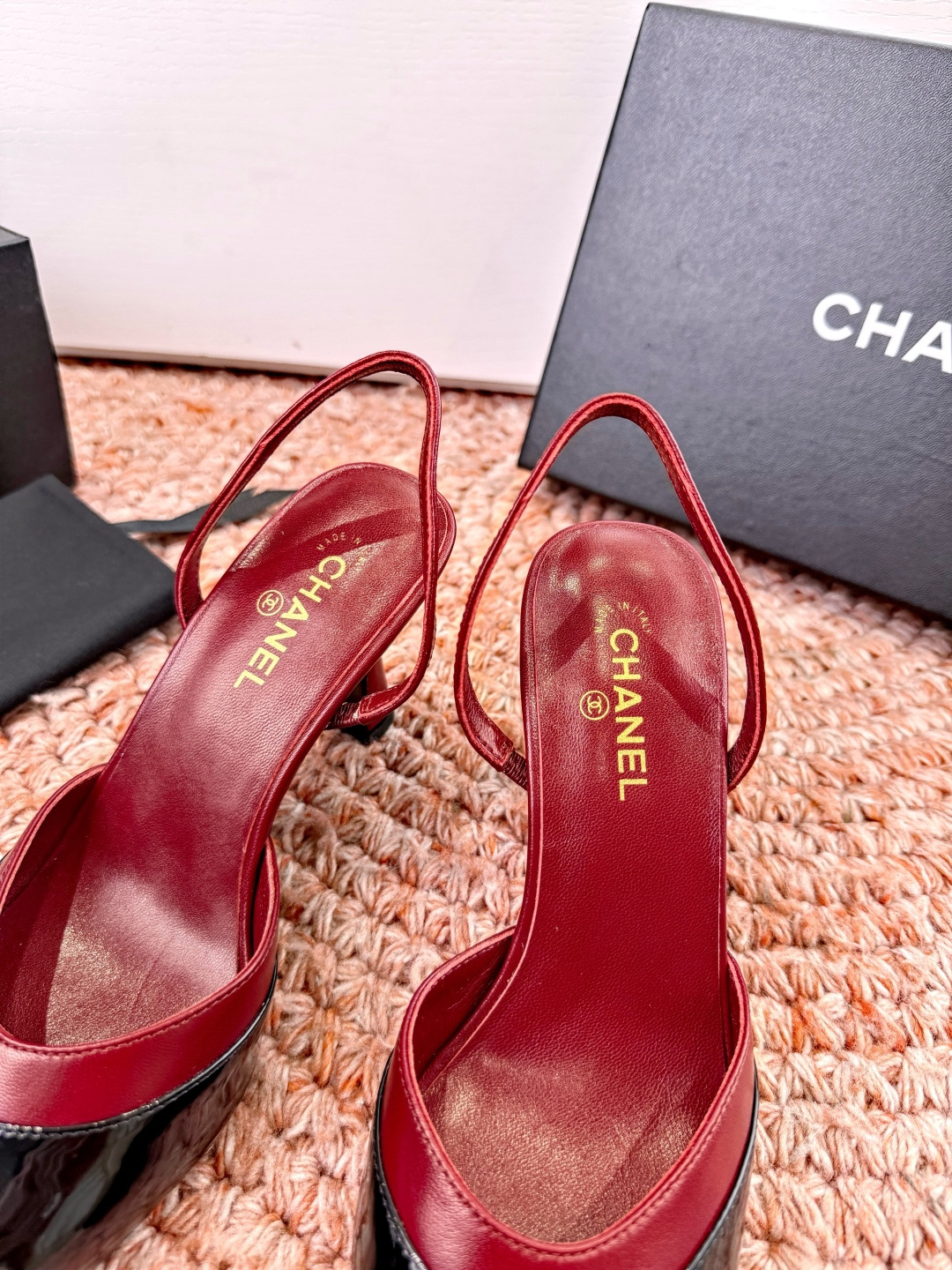 🌾G238😀CHANE*｜小香2026走秀款包头凉鞋凉鞋大方头高跟鞋当巴黎大皇宫的秀场灯光聚焦于足尖这双