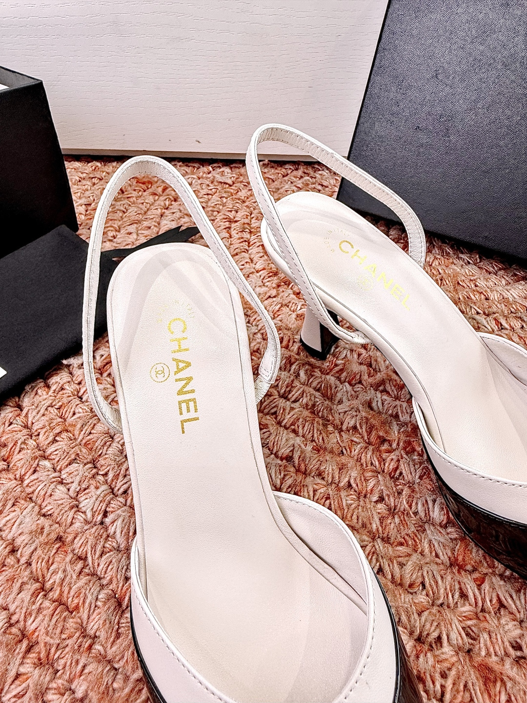 🌾G238😀CHANE*｜小香2026走秀款包头凉鞋凉鞋大方头高跟鞋当巴黎大皇宫的秀场灯光聚焦于足尖这双