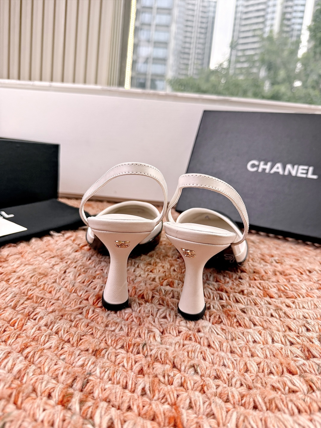 🌾G238😀CHANE*｜小香2026走秀款包头凉鞋凉鞋大方头高跟鞋当巴黎大皇宫的秀场灯光聚焦于足尖这双