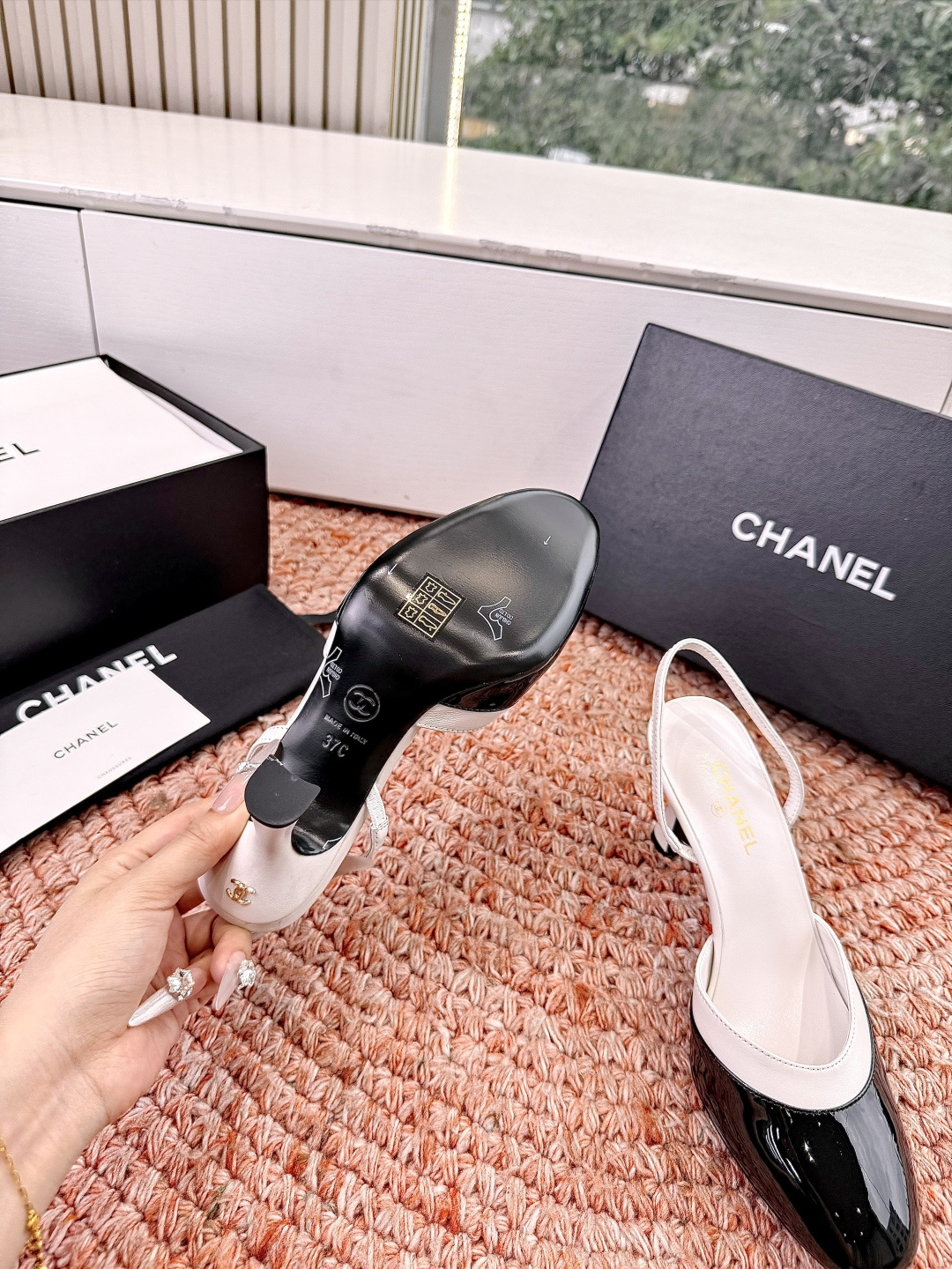 🌾G238😀CHANE*｜小香2026走秀款包头凉鞋凉鞋大方头高跟鞋当巴黎大皇宫的秀场灯光聚焦于足尖这双