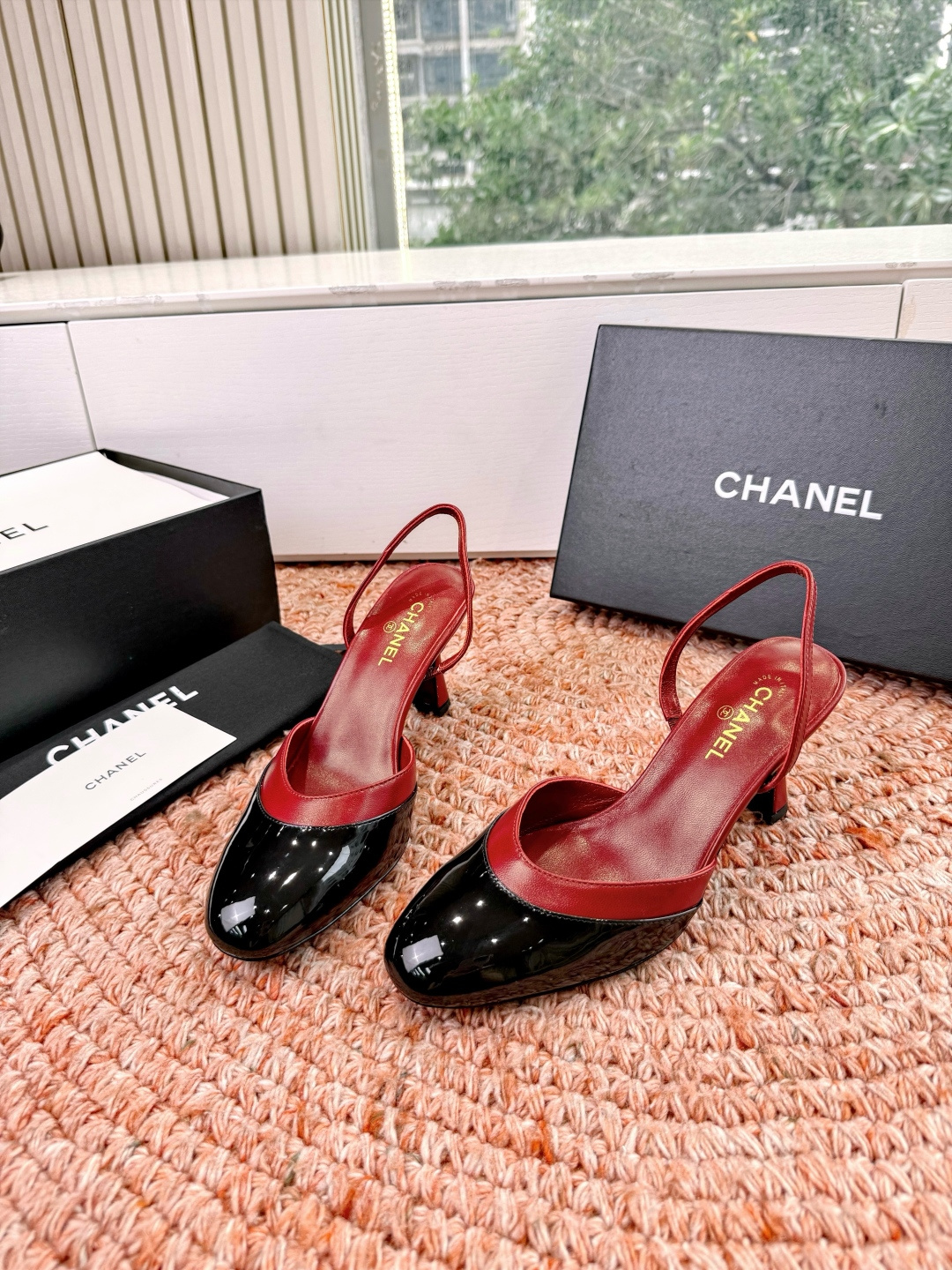 🌾G238😀CHANE*｜小香2026走秀款包头凉鞋凉鞋大方头高跟鞋当巴黎大皇宫的秀场灯光聚焦于足尖这双