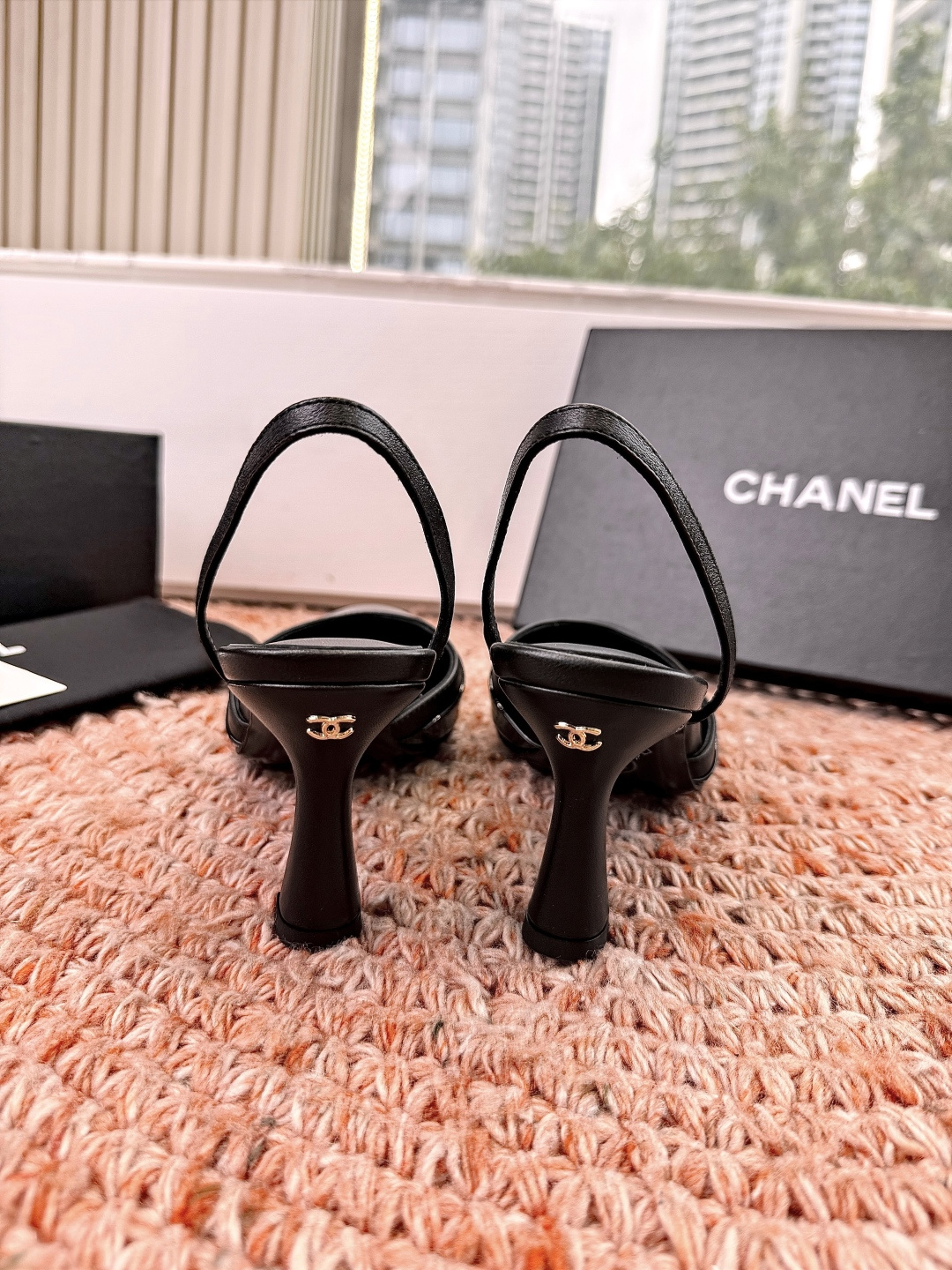 🌾G238😀CHANE*｜小香2026走秀款包头凉鞋凉鞋大方头高跟鞋当巴黎大皇宫的秀场灯光聚焦于足尖这双