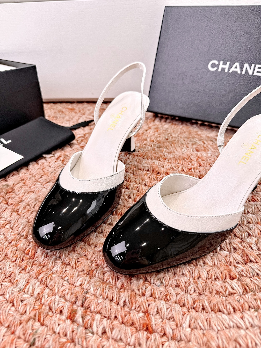 🌾G238😀CHANE*｜小香2026走秀款包头凉鞋凉鞋大方头高跟鞋当巴黎大皇宫的秀场灯光聚焦于足尖这双