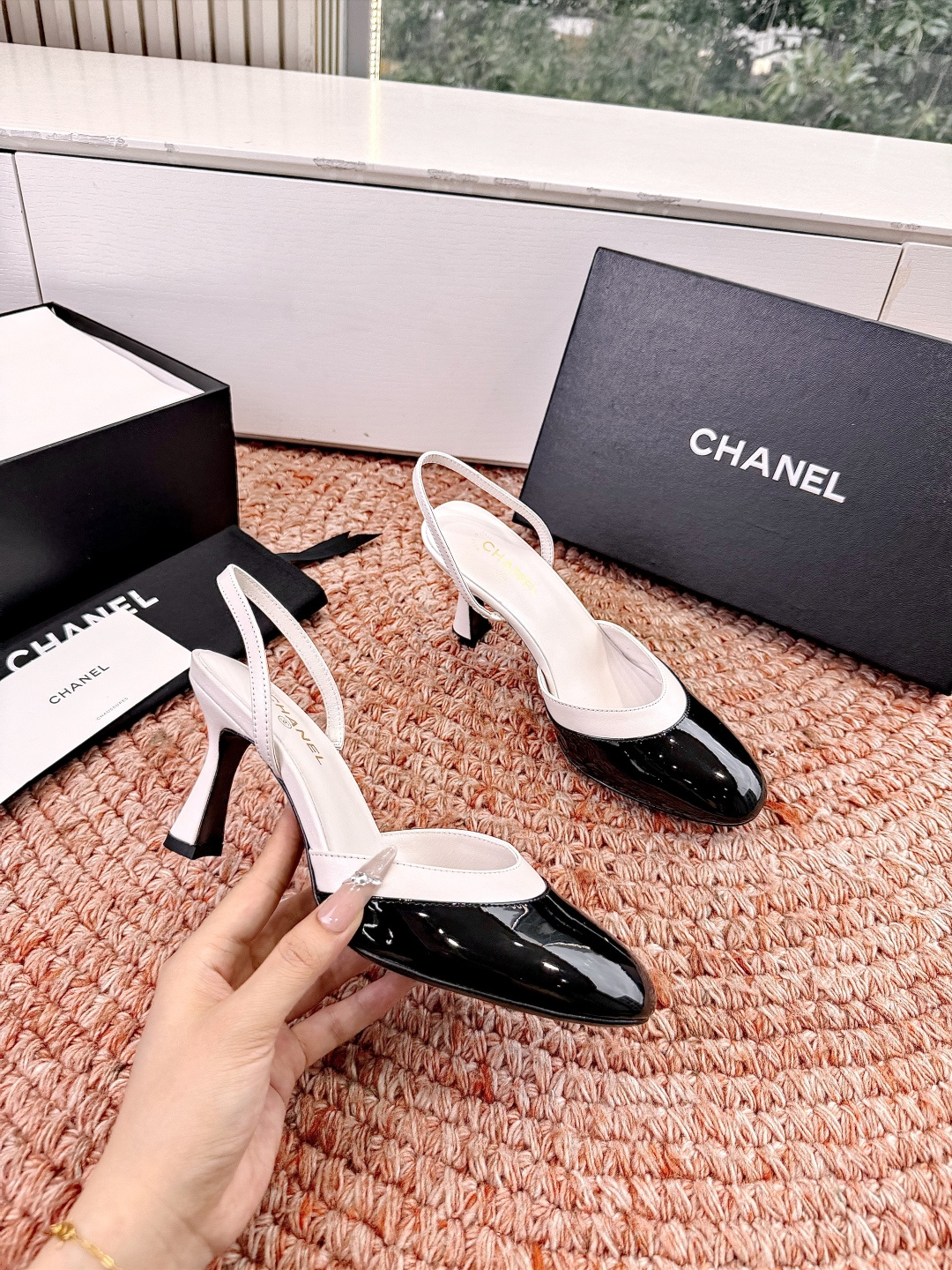 🌾G238😀CHANE*｜小香2026走秀款包头凉鞋凉鞋大方头高跟鞋当巴黎大皇宫的秀场灯光聚焦于足尖这双
