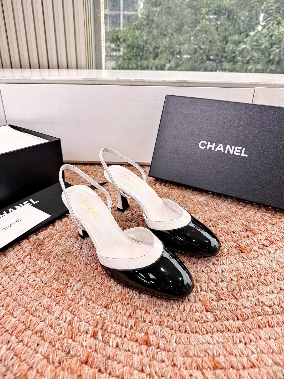 🌾G238😀CHANE*｜小香2026走秀款包头凉鞋凉鞋大方头高跟鞋当巴黎大皇宫的秀场灯光聚焦于足尖这双