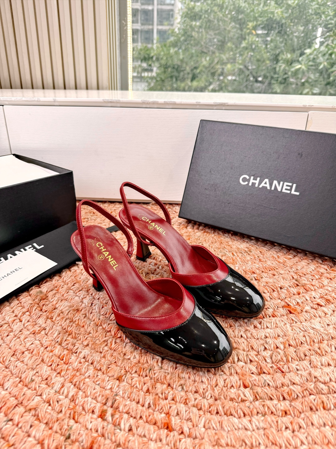 🌾G238😀CHANE*｜小香2026走秀款包头凉鞋凉鞋大方头高跟鞋当巴黎大皇宫的秀场灯光聚焦于足尖这双