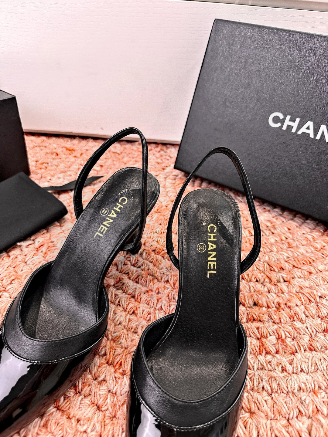 🌾G238😀CHANE*｜小香2026走秀款包头凉鞋凉鞋大方头高跟鞋当巴黎大皇宫的秀场灯光聚焦于足尖这双