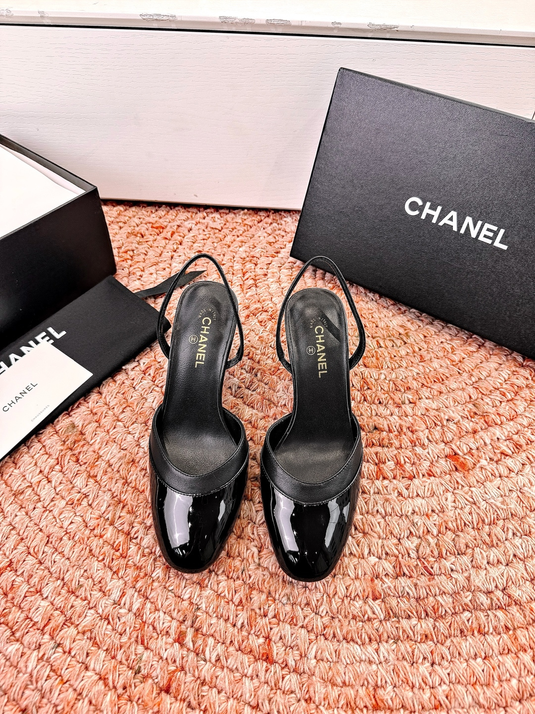 🌾G238😀CHANE*｜小香2026走秀款包头凉鞋凉鞋大方头高跟鞋当巴黎大皇宫的秀场灯光聚焦于足尖这双