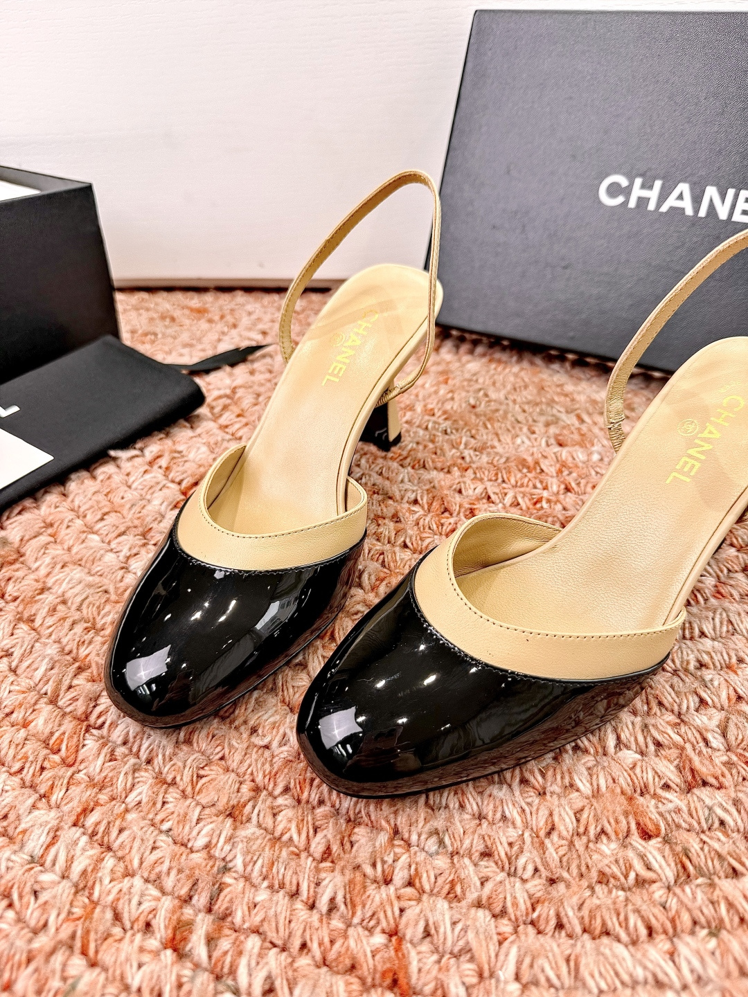 🌾G238😀CHANE*｜小香2026走秀款包头凉鞋凉鞋大方头高跟鞋当巴黎大皇宫的秀场灯光聚焦于足尖这双