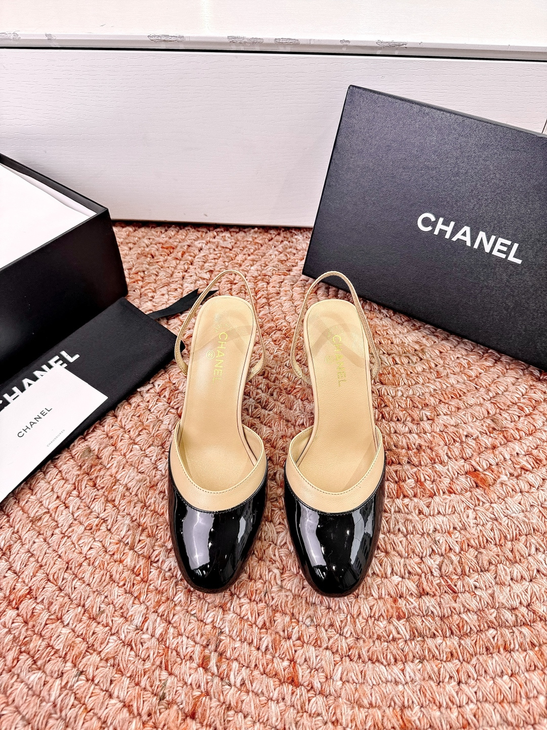 🌾G238😀CHANE*｜小香2026走秀款包头凉鞋凉鞋大方头高跟鞋当巴黎大皇宫的秀场灯光聚焦于足尖这双