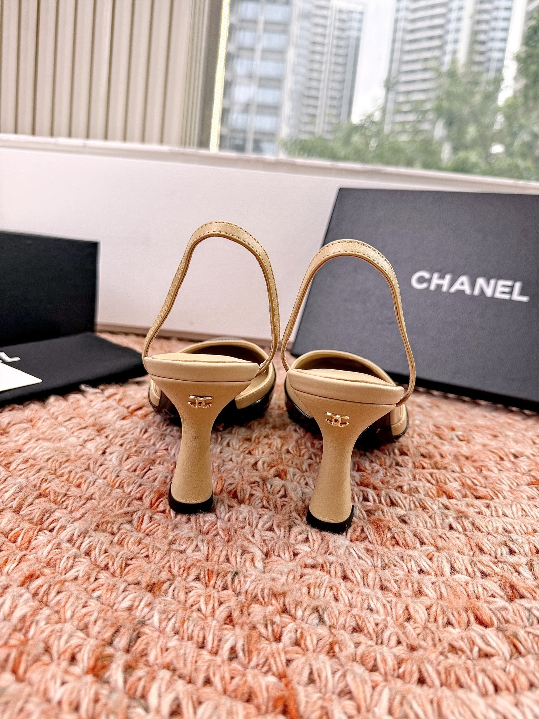 🌾G238😀CHANE*｜小香2026走秀款包头凉鞋凉鞋大方头高跟鞋当巴黎大皇宫的秀场灯光聚焦于足尖这双