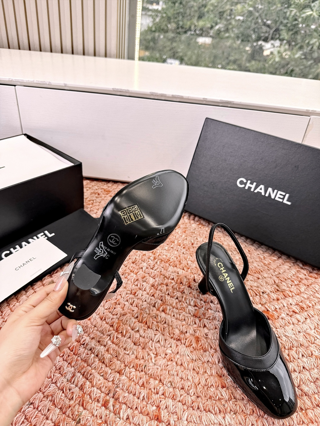 🌾G238😀CHANE*｜小香2026走秀款包头凉鞋凉鞋大方头高跟鞋当巴黎大皇宫的秀场灯光聚焦于足尖这双