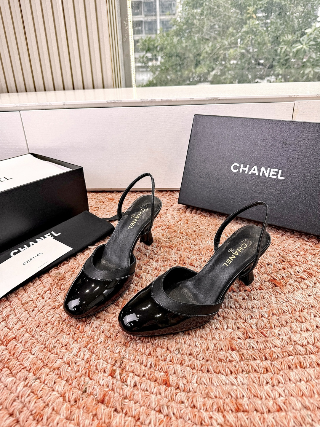 🌾G238😀CHANE*｜小香2026走秀款包头凉鞋凉鞋大方头高跟鞋当巴黎大皇宫的秀场灯光聚焦于足尖这双